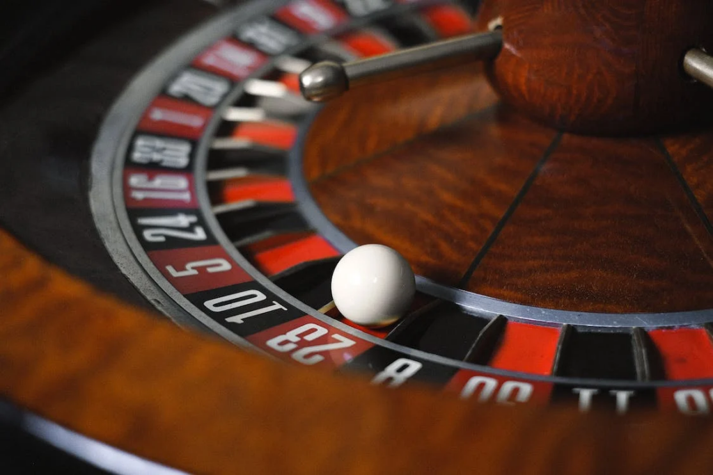輪盤賭博的玩法相當簡單且直覺，在合法的賭場非常常見／圖取自 Pexels