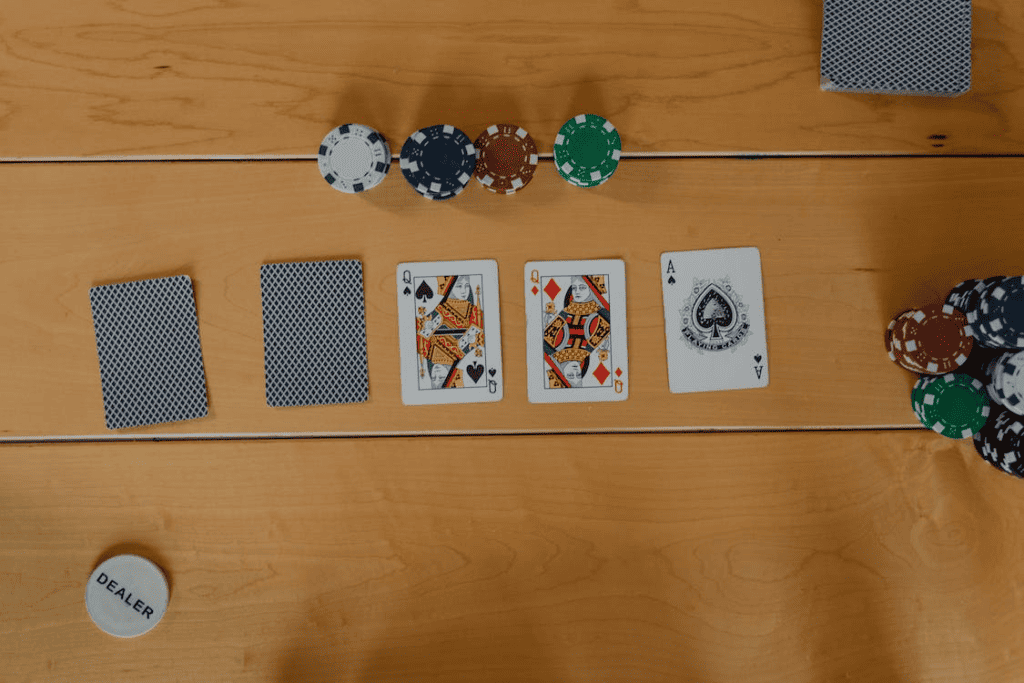 德州撲克在第一次翻公牌時，僅會翻出三張／圖取自 Pexels