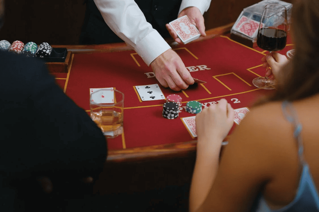 德州撲克的公牌總共有五張，全數翻完後便會開始湊牌型、決定勝負／圖取自 Pexels
